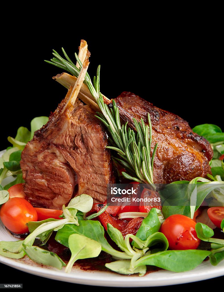 Rari fritte di agnello isolato su nero - Foto stock royalty-free di Al sangue