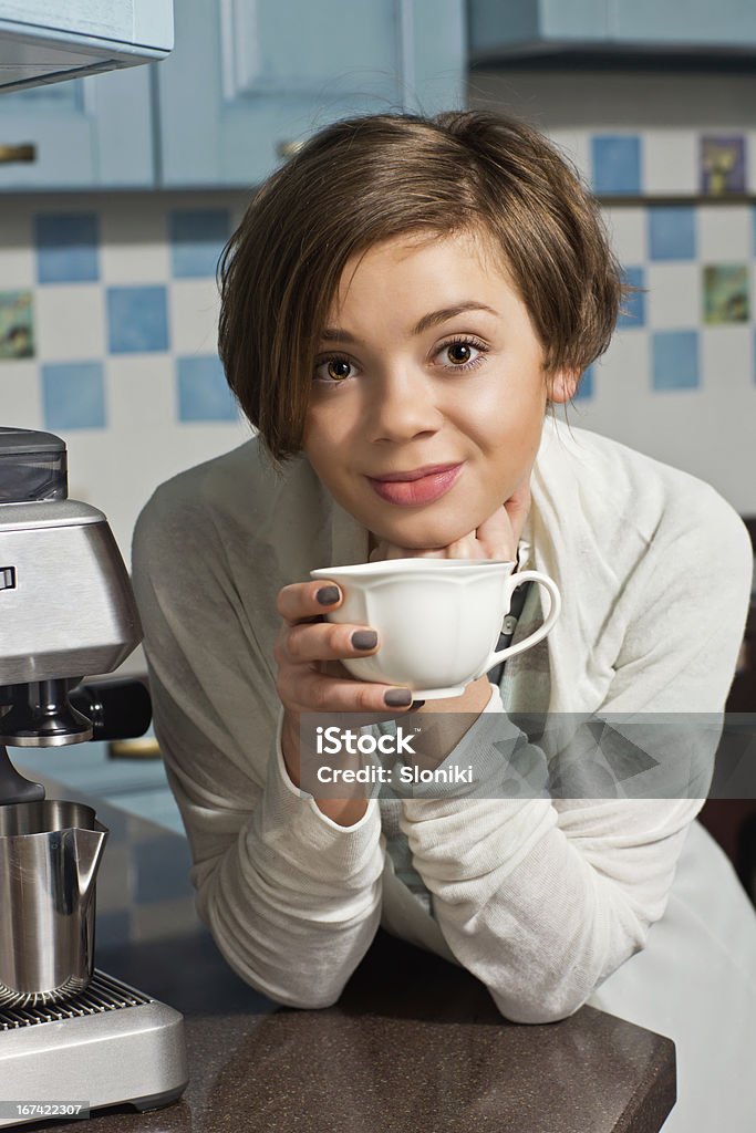 Bela mulher de desfrutar de uma Xícara de café quente - Royalty-free 20-24 Anos Foto de stock