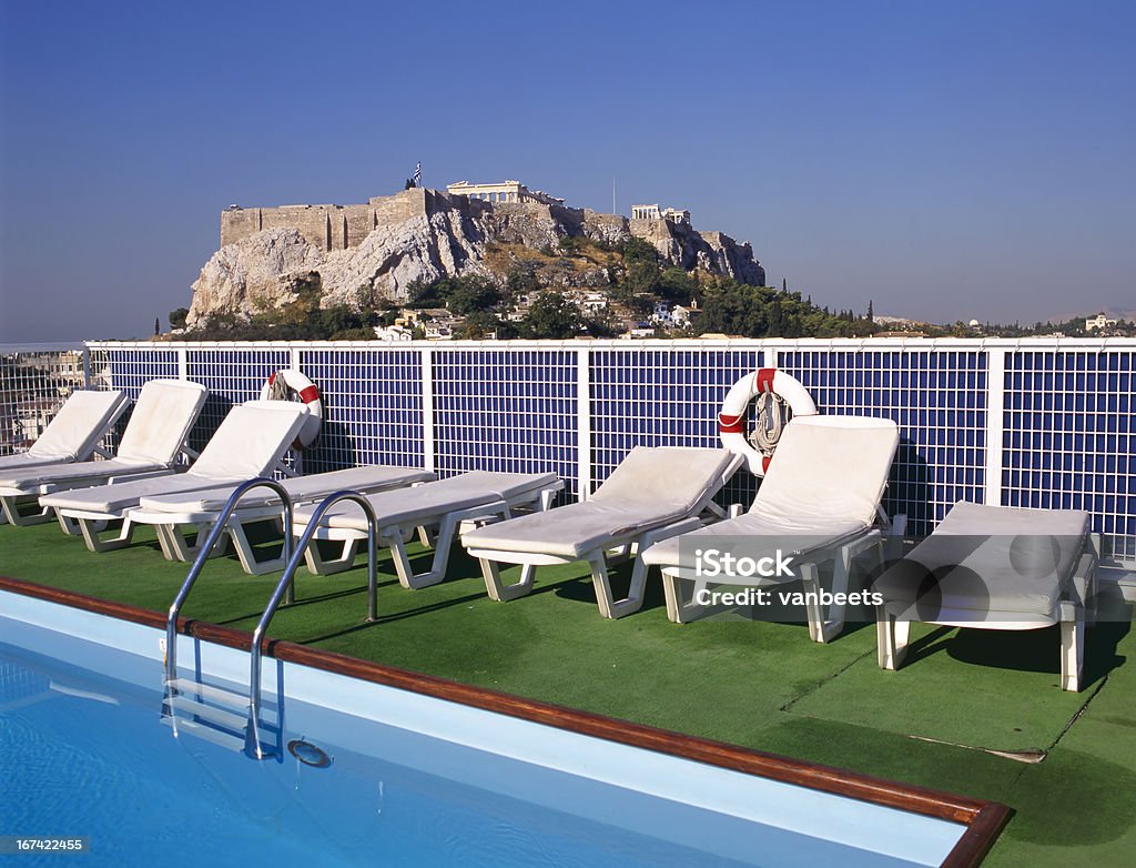 Swimmingpool e a sfondo L'Acropoli - Foto stock royalty-free di Albergo
