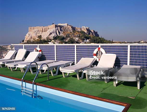 Swimmingpool E A Sfondo Lacropoli - Fotografie stock e altre immagini di Albergo - Albergo, Atene, Acqua