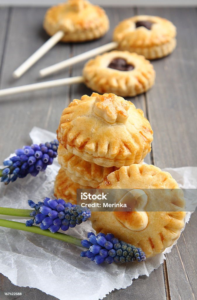 Tarte des touches de chocolat et fleurs muscari - Photo de Aliment libre de droits