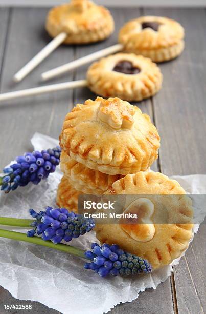 Photo libre de droit de Tarte Des Touches De Chocolat Et Fleurs Muscari banque d'images et plus d'images libres de droit de Aliment - Aliment, Biscuit, Boulangerie