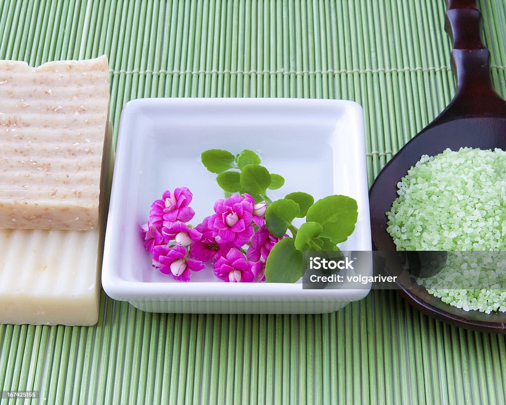 Natürliche handgemachte Seife und Badesalz für spa - Lizenzfrei Aromatherapie Stock-Foto