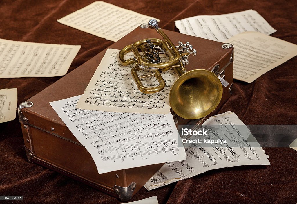 Vintage trompeta sea descansar entre hojas de papel con notas - Foto de stock de Arte y artesanía libre de derechos
