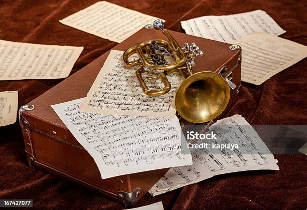 Vintage Trumpet Leży Między Z Notatki Papieru W Arkuszach - zdjęcia stockowe i więcej obrazów Błyszczący