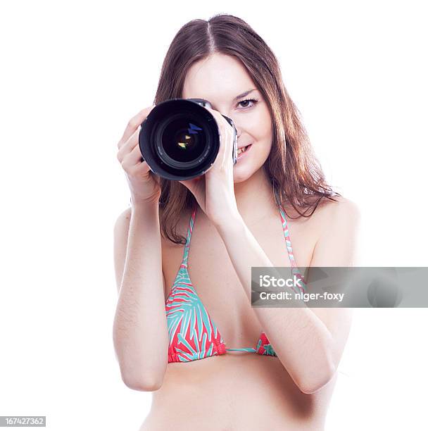 Mulher Sorridente Com Câmera Profissional - Fotografias de stock e mais imagens de Adulto - Adulto, Atividade, Câmara Fotográfica