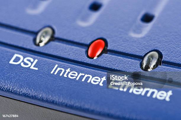 A Internet De Alta Velocidad Y Módem Foto de stock y más banco de imágenes de Alambre - Alambre, Aparato de telecomunicación, Azul