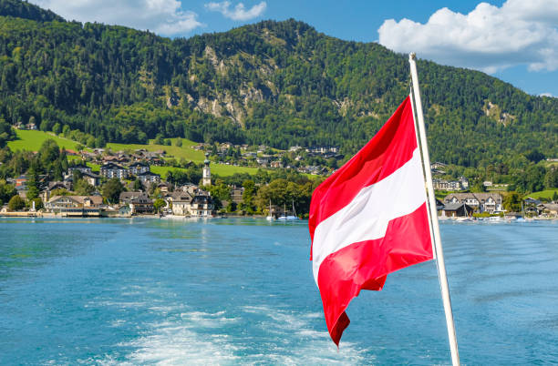 una bella giornata estiva nel salzkammergut. gita in barca sul famoso wolfgangsee con vista sulla graziosa cittadina di st. gilgen. - wolfgangsee foto e immagini stock