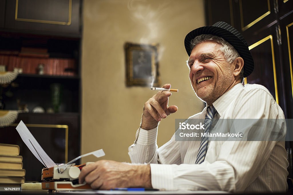 Starszy człowiek w stylu Retro z papierosa Pisarz - Zbiór zdjęć royalty-free (Machinery)