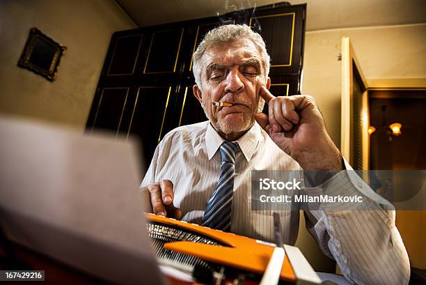 Foto de Sênior Homem Escrevendo Em Uma Máquina De Escrever e mais fotos de stock de Cigarro - Cigarro, Digitar, Machinery