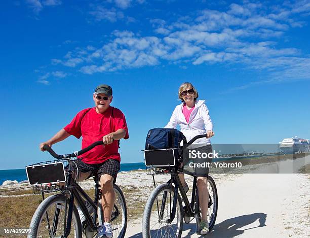 Altes Paar Auf Radtour Während Sie Eine Kreuzfahrt Stockfoto und mehr Bilder von Florida - USA