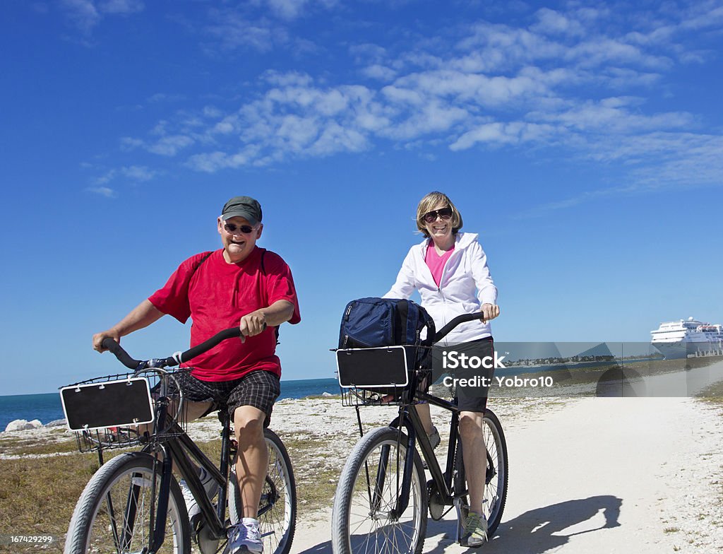 Starszy para na rowerze Jeździć ciesząc się w rejs wakacje - Zbiór zdjęć royalty-free (Stan Floryda)