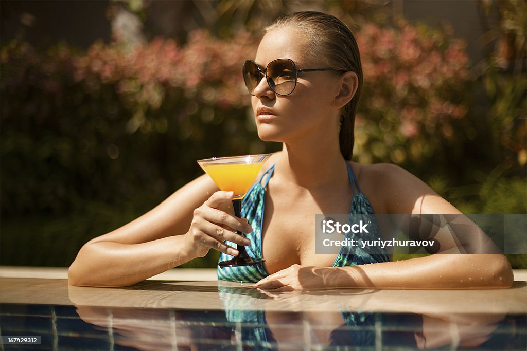 Retrato de joven mujer atractiva tener tiempo en la piscina - Foto de stock de Adulto libre de derechos