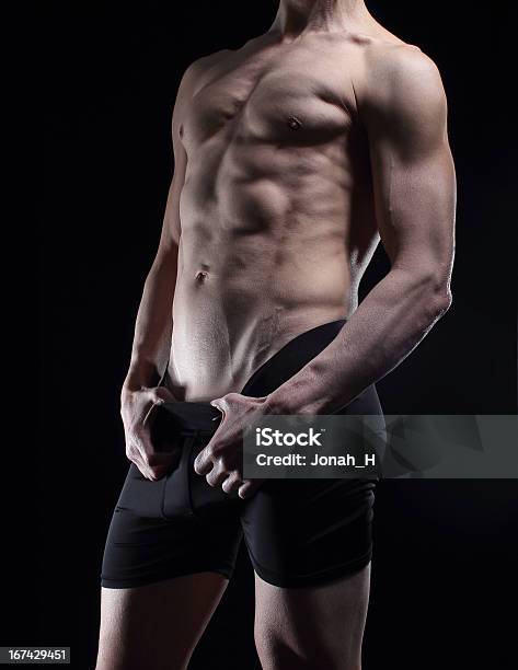 Muscular Masculino Posando Em Roupa Interior - Fotografias de stock e mais imagens de Adulto - Adulto, Comportamento sexual humano, Corpo humano