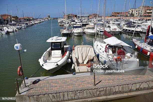 Marina - Fotografie stock e altre immagini di Acqua - Acqua, Albero maestro, Ambientazione esterna