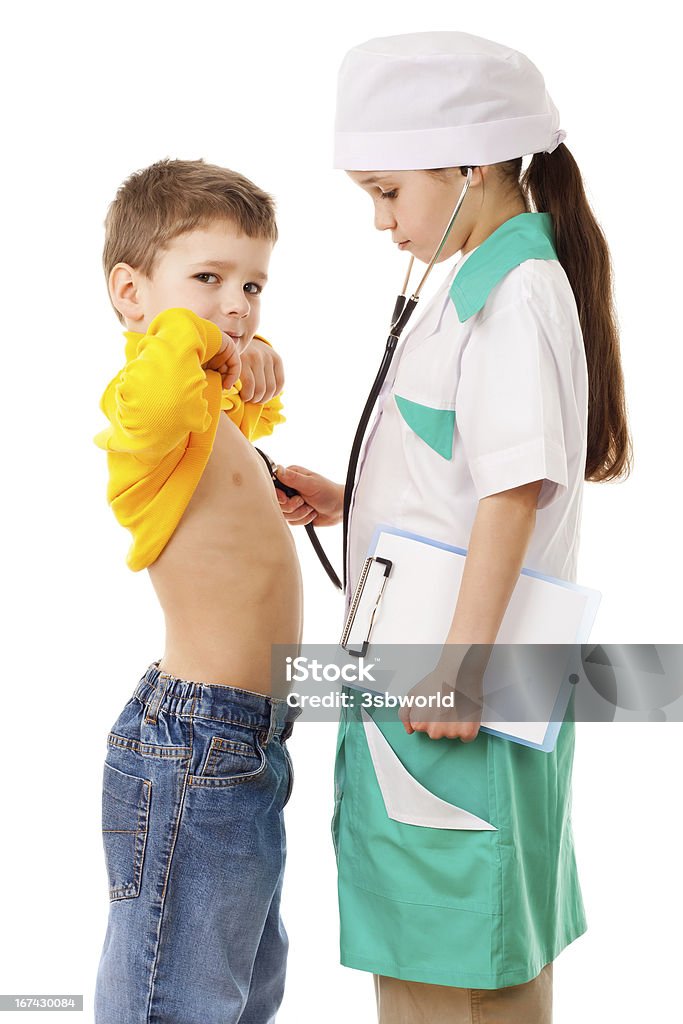 Petite fille en tant que médecin, écouter un garçon - Photo de Carnet libre de droits
