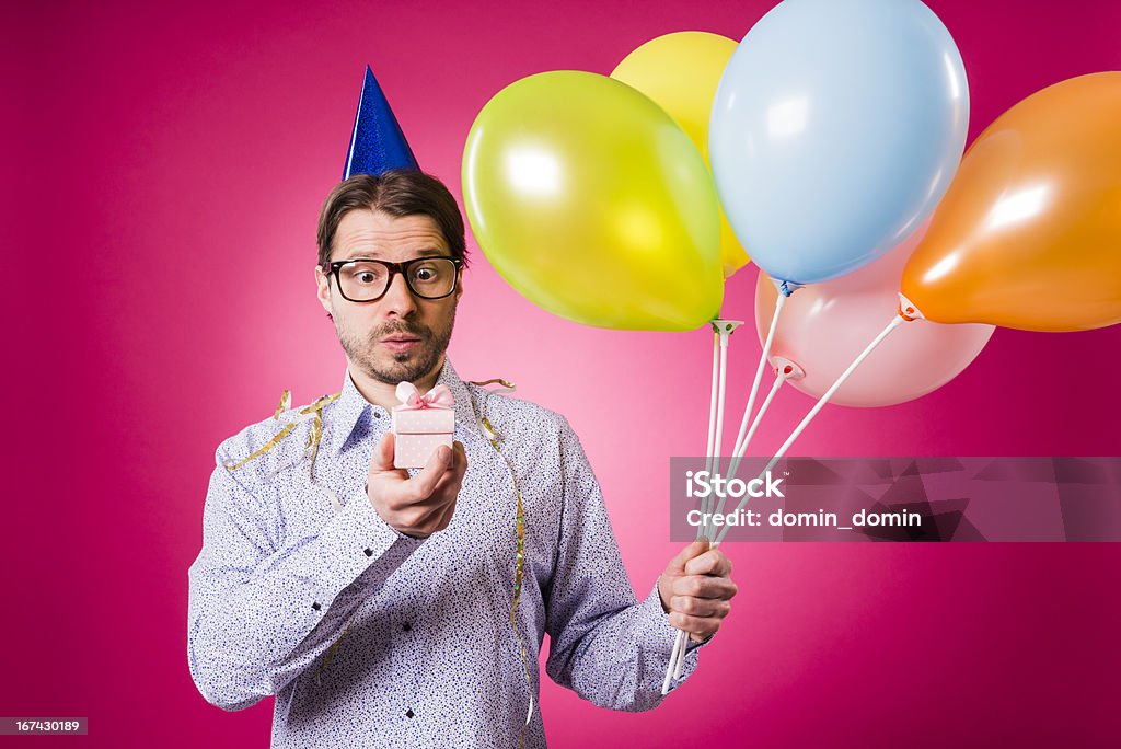 Tecnología. hombre con rosa de regalos y cinco globos de cumpleaños! - Foto de stock de Acontecimiento libre de derechos