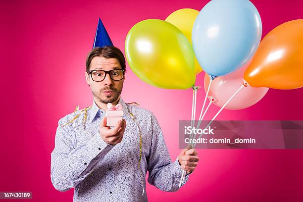 Tecnología Hombre Con Rosa De Regalos Y Cinco Globos De Cumpleaños Foto de stock y más banco de imágenes de Acontecimiento