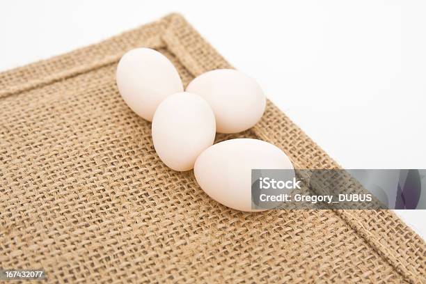 Foto de Pequeno Branco Ovos e mais fotos de stock de Alimentação Saudável - Alimentação Saudável, Alimento básico, Branco