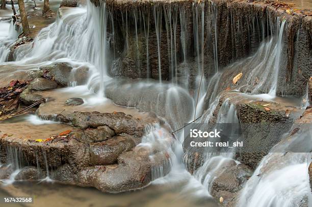 Photo libre de droit de Belle Cascade Dans La Forêt banque d'images et plus d'images libres de droit de Arbre - Arbre, Boisson rafraîchissante, Chaîne de montagnes