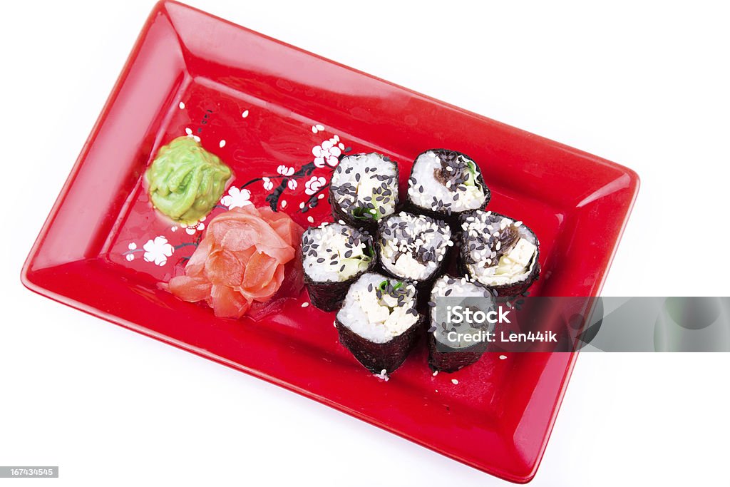 Rotolo di sushi vegetariani, servita su un piatto rosso - Foto stock royalty-free di Antipasto