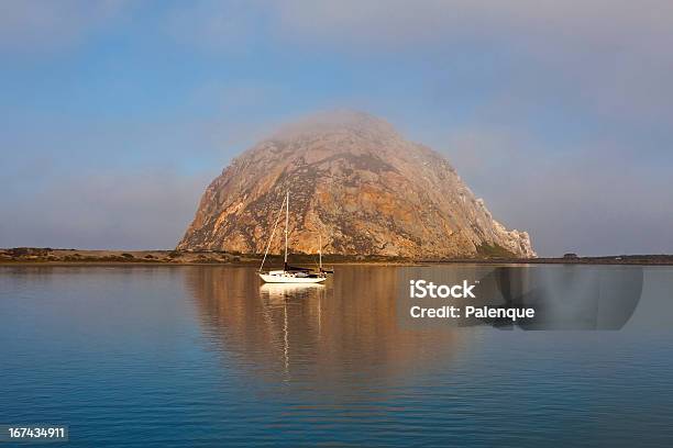 Morro Rock No Início Da Manhã Luzes - Fotografias de stock e mais imagens de Ao Ar Livre - Ao Ar Livre, Azul, Barco à Vela