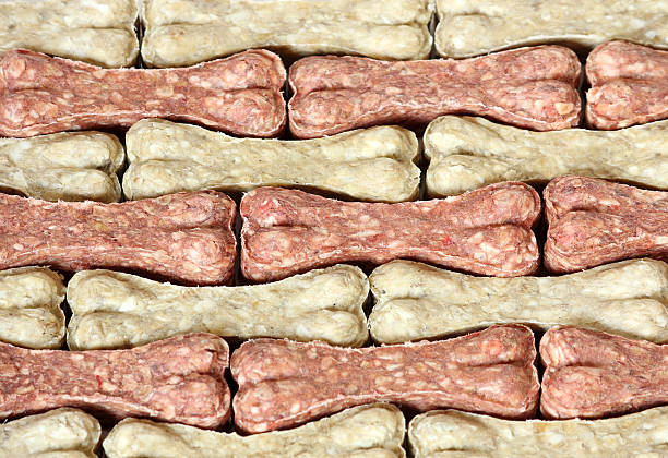 кости для собак фон - animal bone brown close up cooked стоковые фото и изображения