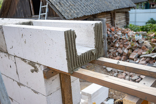 The process of laying aerated concrete blocks and bricks. Construction of a house from aerated concrete blocks and bricks.