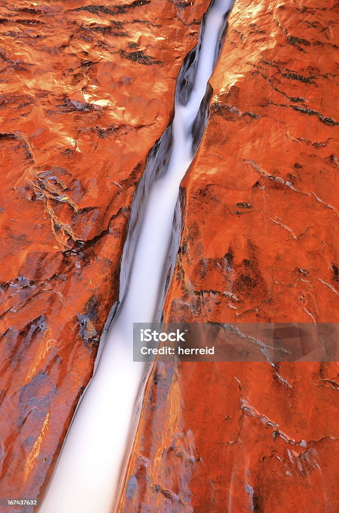 Acqua che scorre attraverso rompere di Zion - Foto stock royalty-free di Acqua