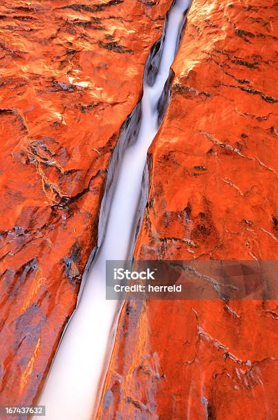 Acqua Che Scorre Attraverso Rompere Di Zion - Fotografie stock e altre immagini di Acqua - Acqua, Acqua fluente, Ambientazione esterna