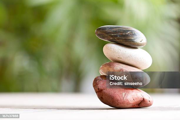 Foto de Equilibrado De Pedras e mais fotos de stock de Arranjo - Arranjo, Beleza natural - Natureza, Cena Não-urbana