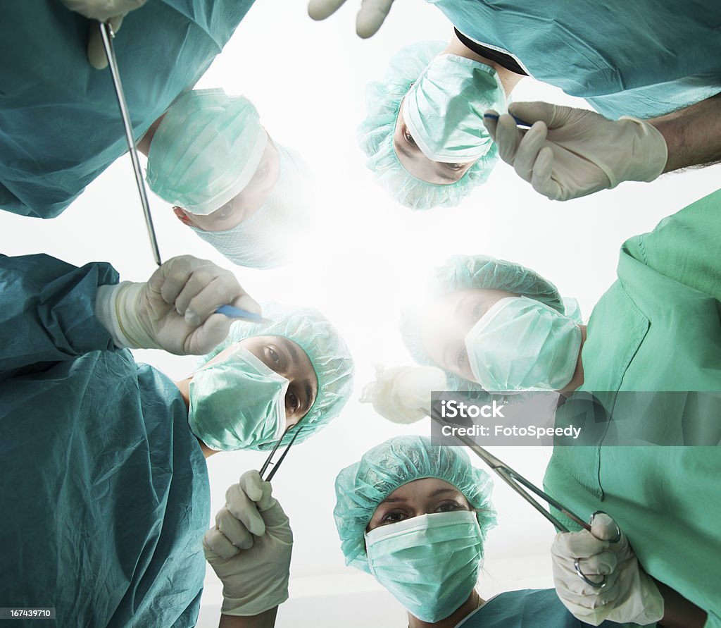 Grupa chirurgów w trakcie operacji - Zbiór zdjęć royalty-free (Chirurg)