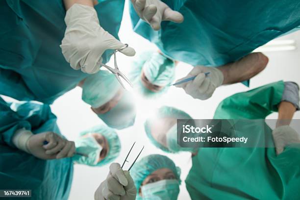 Foto de Grupo De Cirurgiões Em Cirurgia e mais fotos de stock de Bandagem - Bandagem, Pessoas, Adulto