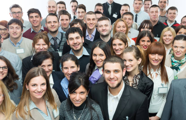 grande grupo de pessoas sorrindo em câmera - business adult large manager - fotografias e filmes do acervo