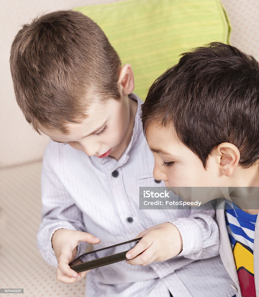 Chłopcy za pomocą smartfona - Zbiór zdjęć royalty-free (4 - 5 lat)