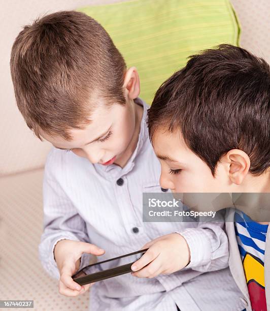 Мальчики Используя Смартфон — стоковые фотографии и другие картинки 4-5 лет - 4-5 лет, 6-7 лет, Brand Name Video Game