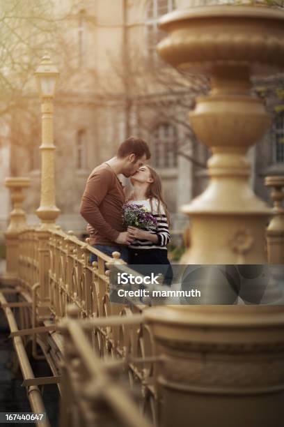 Jovem Casal A Beijar - Fotografias de stock e mais imagens de 20-24 Anos - 20-24 Anos, 20-29 Anos, Abraçar