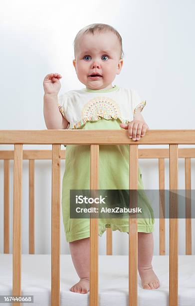 Encantador Bebé En Una Cuna Foto de stock y más banco de imágenes de 6-11 meses - 6-11 meses, Agarrar, Alzar la mano