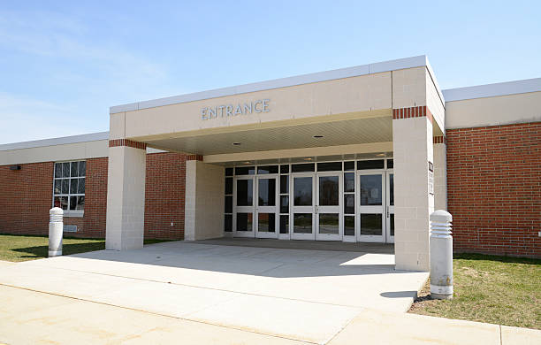 entrée pour une école moderne - elementary school building photos et images de collection