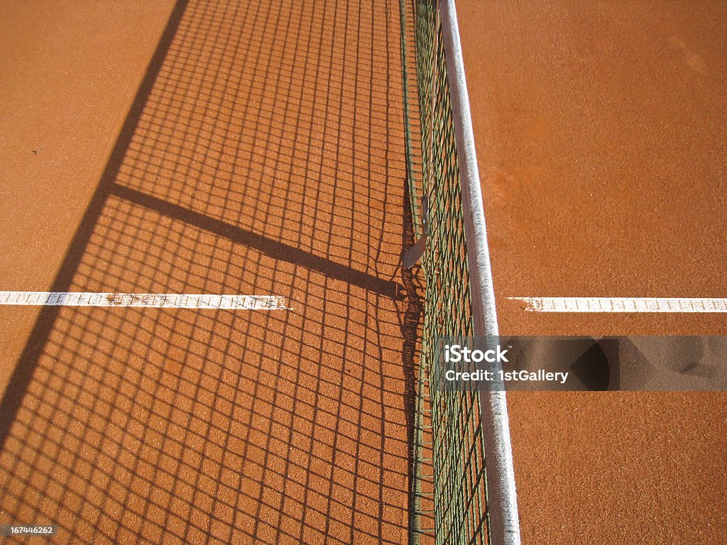 court de tennis avec filet et de la ligne d'ombre - Photo de En rang libre de droits
