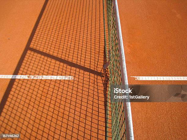 Photo libre de droit de Court De Tennis Avec Filet Et De La Ligne Dombre banque d'images et plus d'images libres de droit de En rang - En rang, Fermé, Filet - Matériel de sport