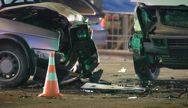 danificado em veículos de acidente de carro pesado após colisão no local do acidente na rua da cidade à noite. conceito de segurança viária e seguro - acidente - fotografias e filmes do acervo