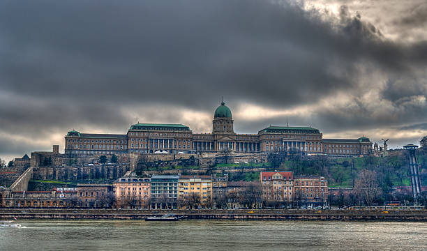 widok zamku buda (pałac królewski) od dunaju, budapeszt - budapest royal palace of buda architectural styles architecture zdjęcia i obrazy z banku zdjęć