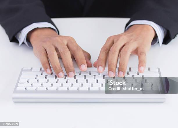 Escribiendo En El Teclado Foto de stock y más banco de imágenes de Comunicación - Comunicación, Dedo humano, Ejecutivo