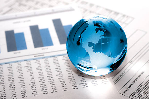 glas globe business.  global market - variation grafiken stock-fotos und bilder