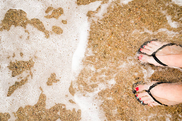 足で砂浜のビーチ - flip flop human foot sand women ストックフォトと画像