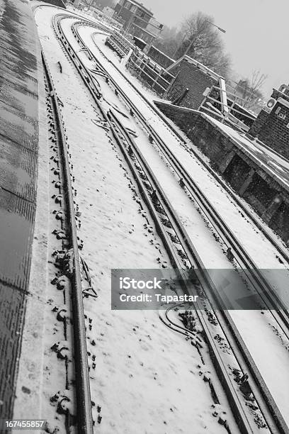 Cubierto De Nieve En Las Pistas De Carril Foto de stock y más banco de imágenes de Aire libre - Aire libre, Andén de estación de tren, Blanco y negro