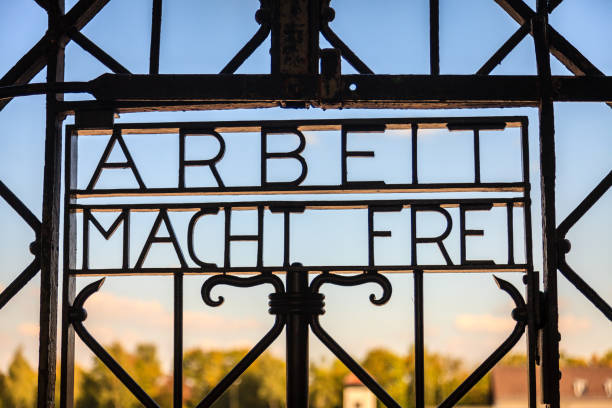 le travail vous libère - death camp photos et images de collection