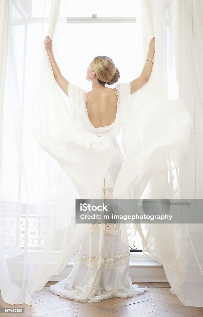 Sposa guardando fuori - Foto stock royalty-free di Arieggiare una stanza