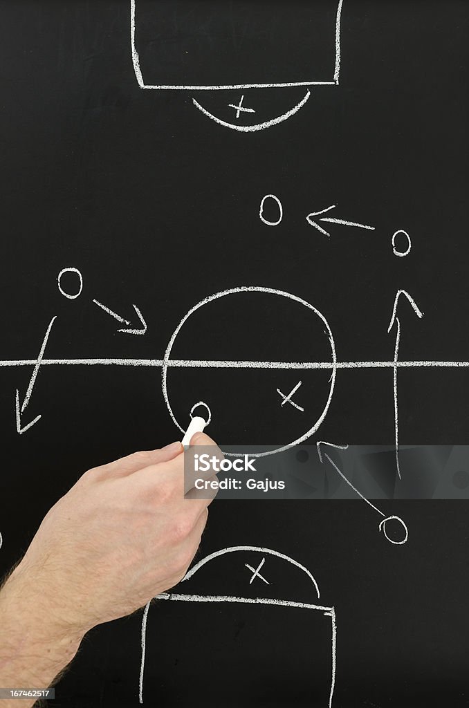 Футбольный тренер Рука рисунок стратегии план на доски - Стоковые фото Вертикальный роялти-фри